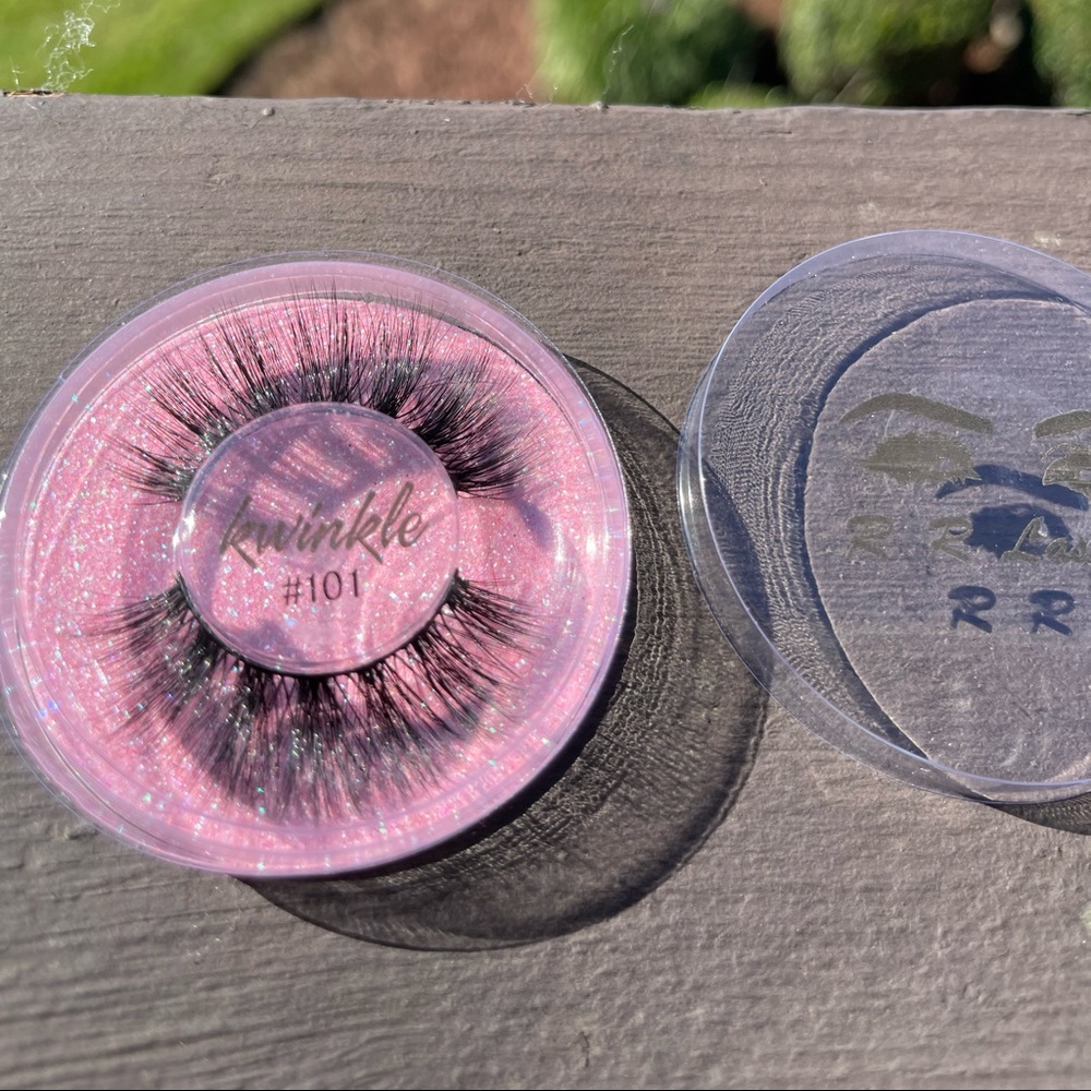 Hi I'm selling new eyelashes for $3